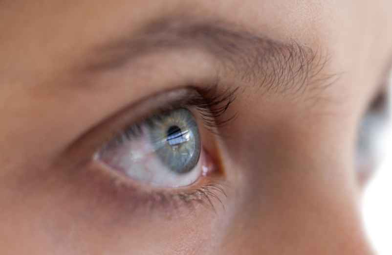 Quelle est la raison médicale du tremblement et du saut des paupières ?