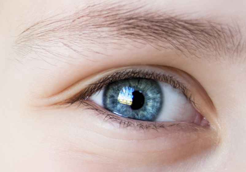 Tremblement et saut de la paupière de l’œil droit : signification